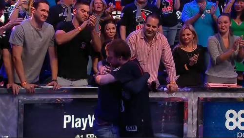 El abrazo del campeón y el runner-up.