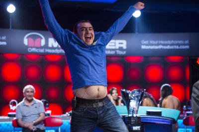 Celebración de Harry Arutyunyan de su victoria en el WPT Legends of Poker.