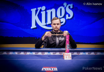 Martin Kabrhel, con su brazalete [Foto: PokerNews]