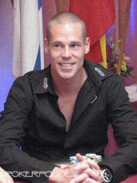 Patrick Antonius firma por la agencia Poker Royalty
