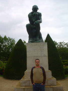 Antonio Carrasco, de joven, ante el Pensador de Rodin