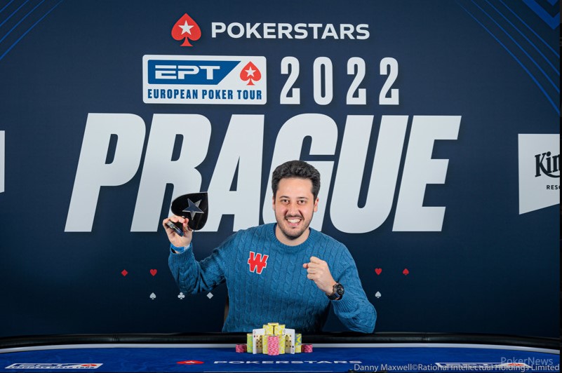 Adrián Mateos, con una pica del EPT Praga (Foto: PokerNews)