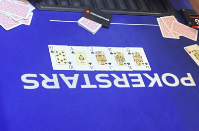 Escalera real en mesa (Foto: PokerNews)